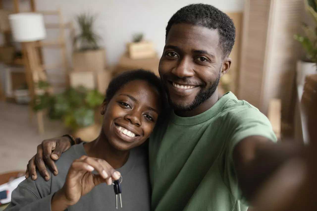 Couple souriant qui vient d'acheter une maison en Côte d'Ivoire